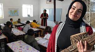 Hem öğretmen hem hademe