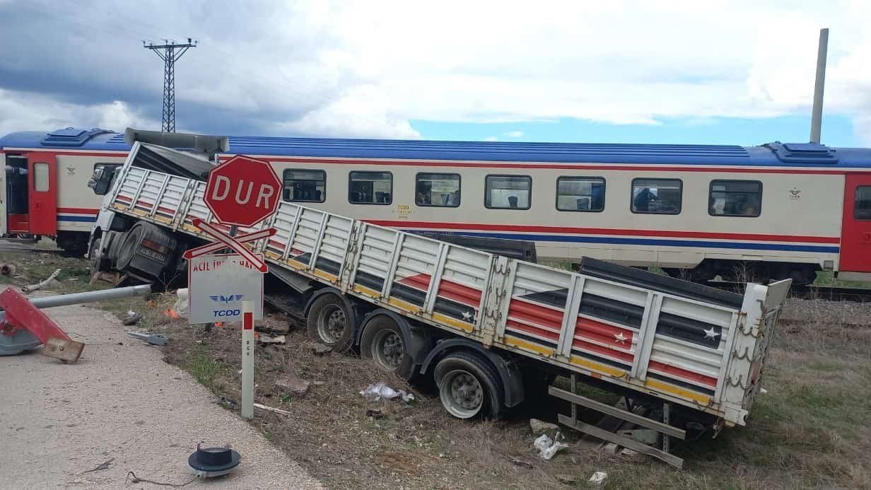 Hemzemin geçitte mahsur kalan tıra tren çarptı... Feci kaza kamerada