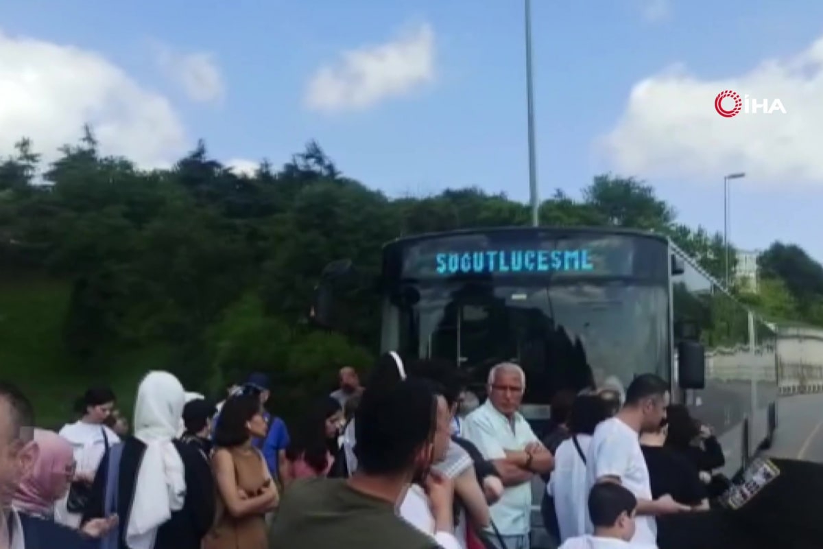 İETT otobüsü Arnavutköy'de arızalandı vatandaşlar yolda kaldı