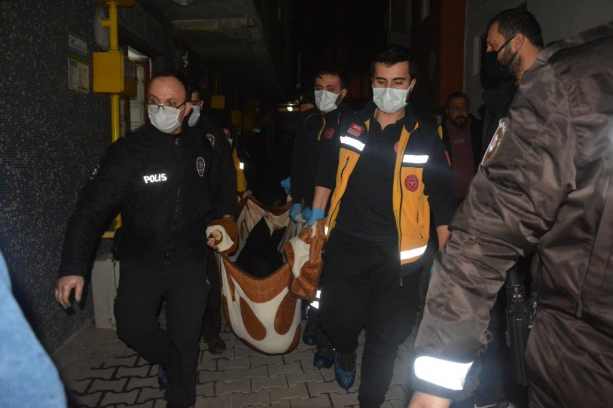 İki çocuk annesi genç kadın evinde ölü bulundu: Olayla ilgisi olduğu iddia edilen bir kişi aranıyor