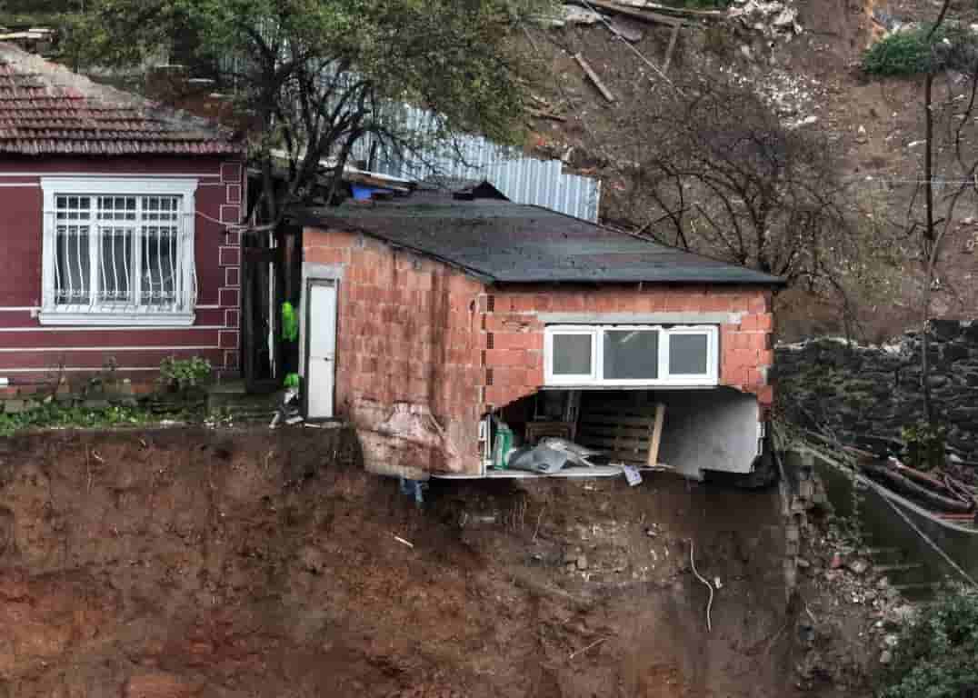 İstanbul’da fırtına ve şiddetli yağış nedeniyle toprak kaydı: 6 kişilik aile ölümden döndü