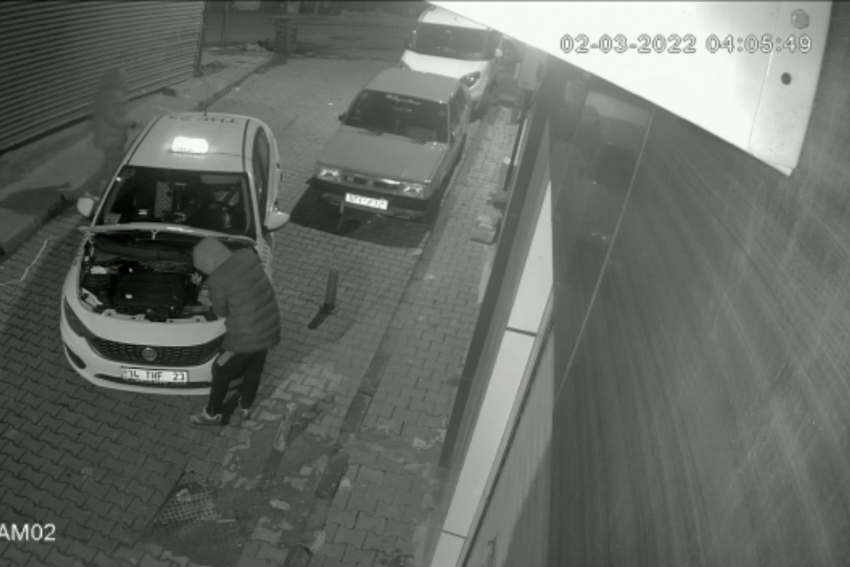İstanbul'da ticari taksiden akü hırsızlığı kamerada