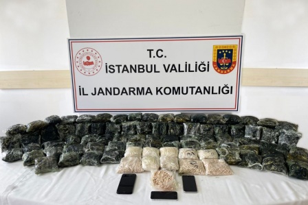 İstanbul'da torbacıya uyuşturucu operasyonu kamerada: 300 bin hap ele geçirildi