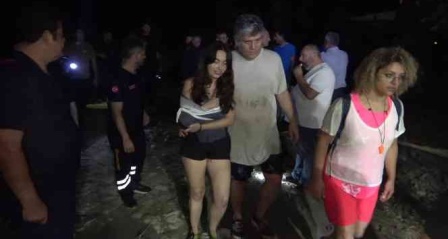 İzinsiz girdikleri kanyonda mahsur kalan 15 kişi, 9 saat sonra kurtarıldı