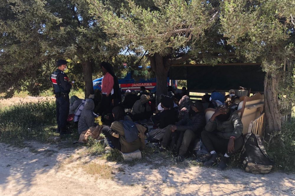İzmir açıklarında 63 düzensiz göçmen yakalandı