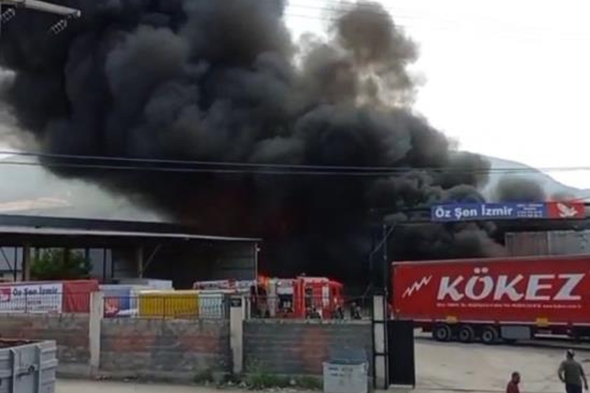 İzmir'de geri dönüşüm tesisinde yangın