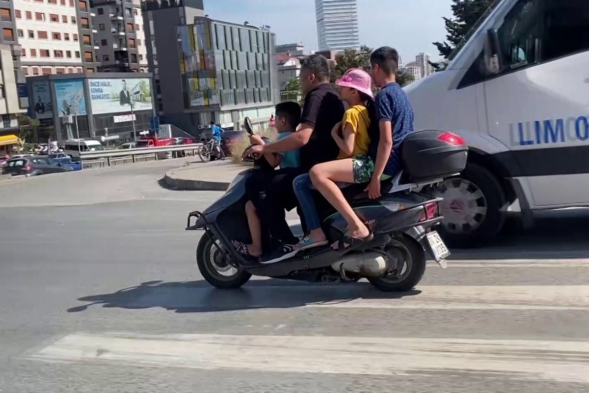 Kadıköy'de motosiklet üzerinde aile boyu tehlikeli yolculuk kamerada