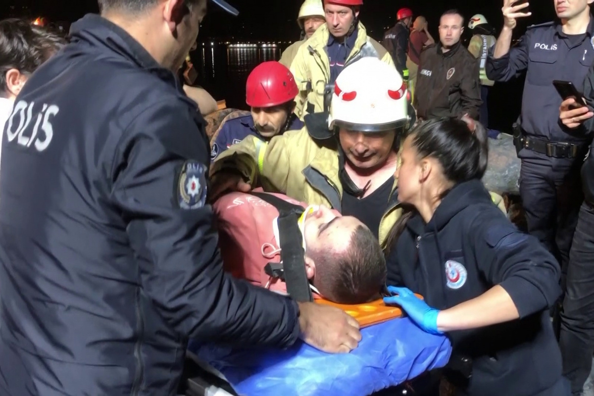 Kadıköy Sahili'nde kayalara sıkışan genç 3 buçuk saat sonra kurtarıldı