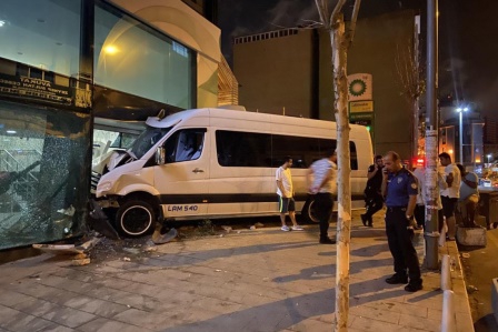 Kağıthane'de öksürük krizi tutan şoför, servis aracıyla bankaya girdi: 1 yaralı