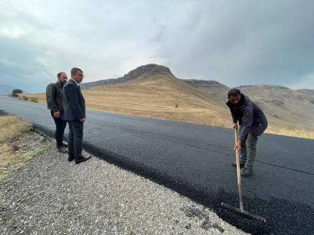 Kağızman’da köy yolları sıcak asfalt oluyor