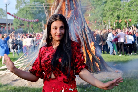 Kakava ateşi yerli ve yabancı on binlerce kişinin katılımıyla yakıldı