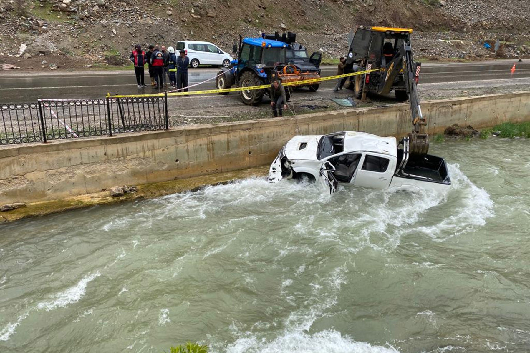 Kamyonet dereye uçtu: 2 ölü, 3 yaralı