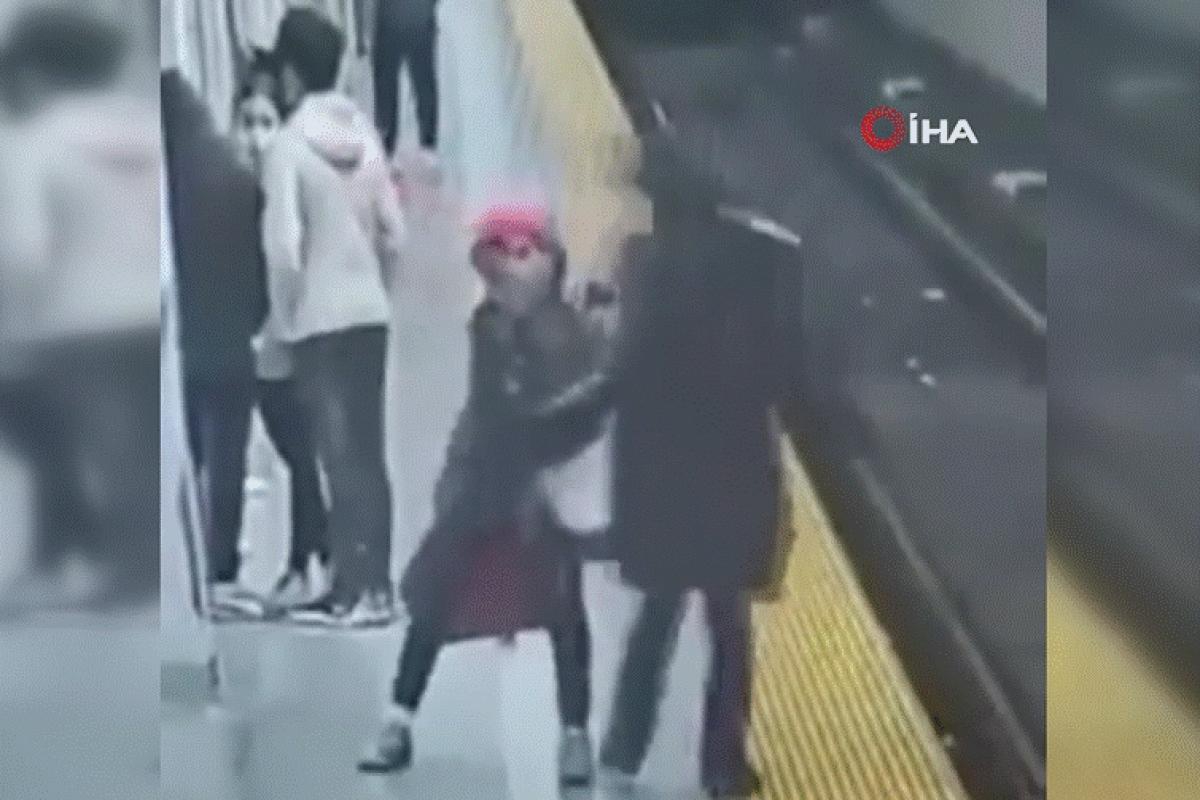 Kanada'da metro istasyonunda bekleyen kadın raylara itildi