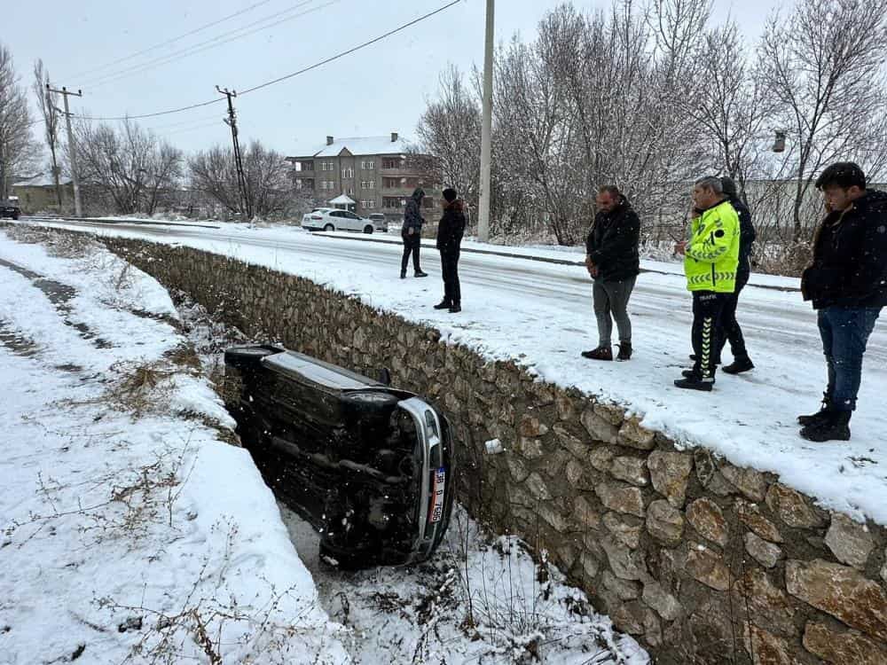 Kar yağışı kazaları beraberinde getirdi: Kayan araç dereye düştü