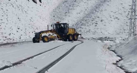 Kar yağışı ulaşımda aksamalara neden oldu