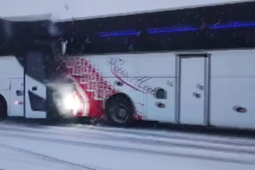 Kars'ta feci kaza! Kontrolden çıkan otobüs kaza yaptı, ölü ve yaralılar var