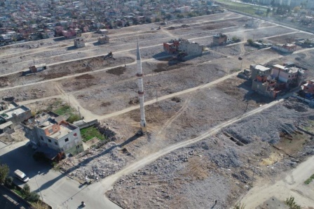 Kentsel dönüşümde evlerde cami de yıkıldı, sadece minare kaldı