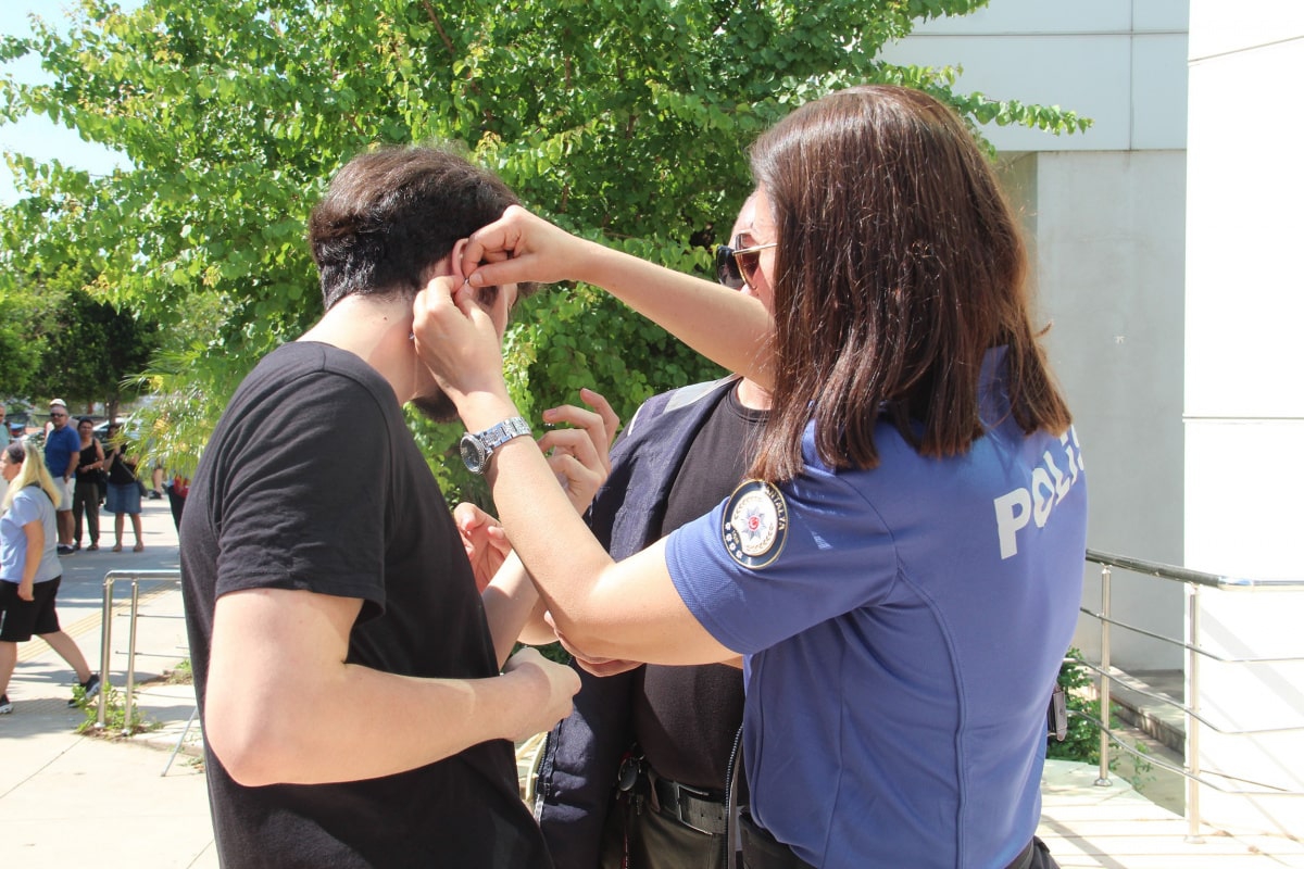 Kulağındaki küpeler sınavı kaçırmasına neden oldu