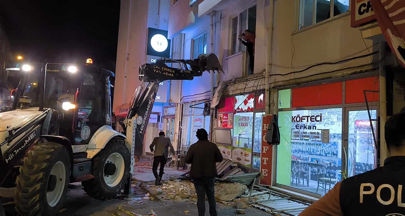 Kutlama yapılan CHP ilçe binasının balkonu çöktü: 3’ü ağır 8 yaralı