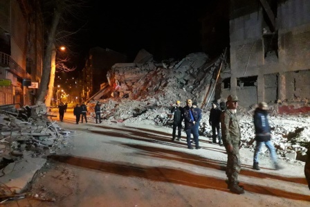 Malatya'da ağır hasarlı 4 katlı bina çöktü