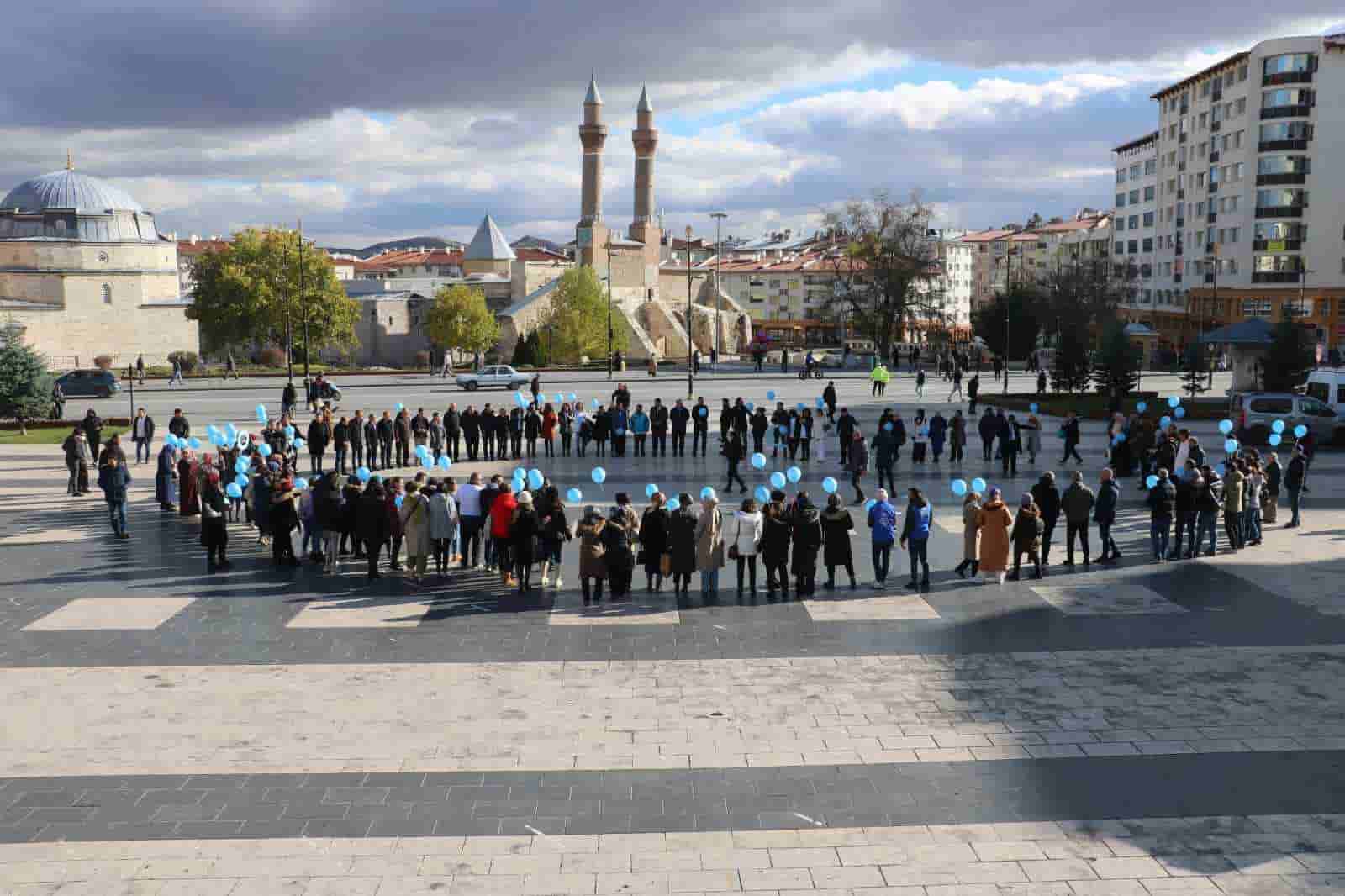 Mavi balonları gökyüzüne bırakarak farkındalık oluşturdular