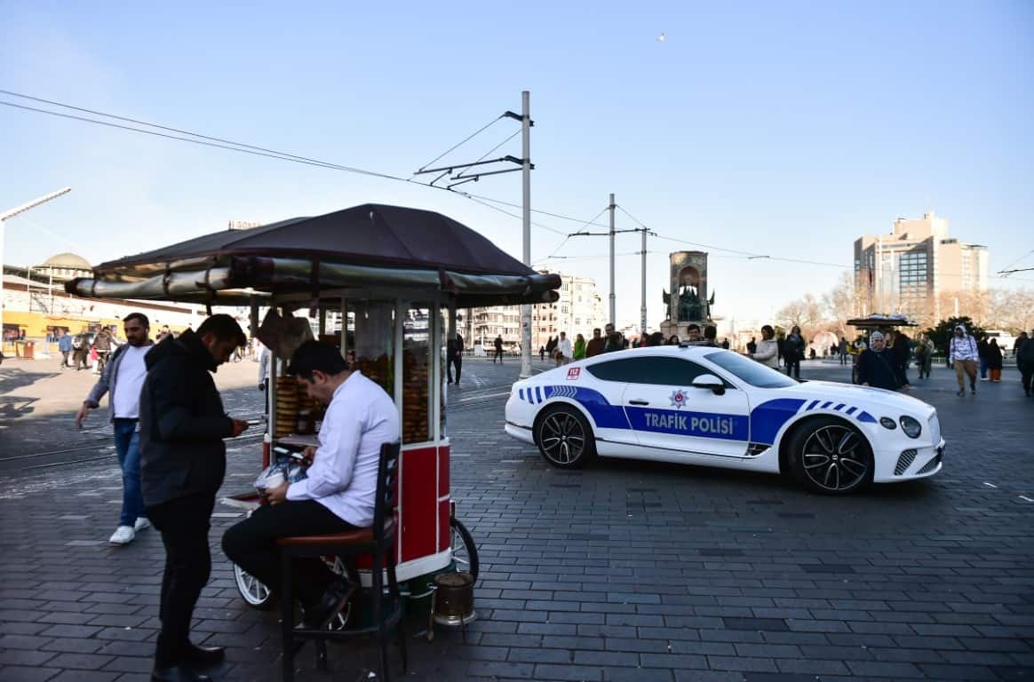 Mega kentin tarihi noktalarında görev yapan lüks polis araçları havadan görüntülendi