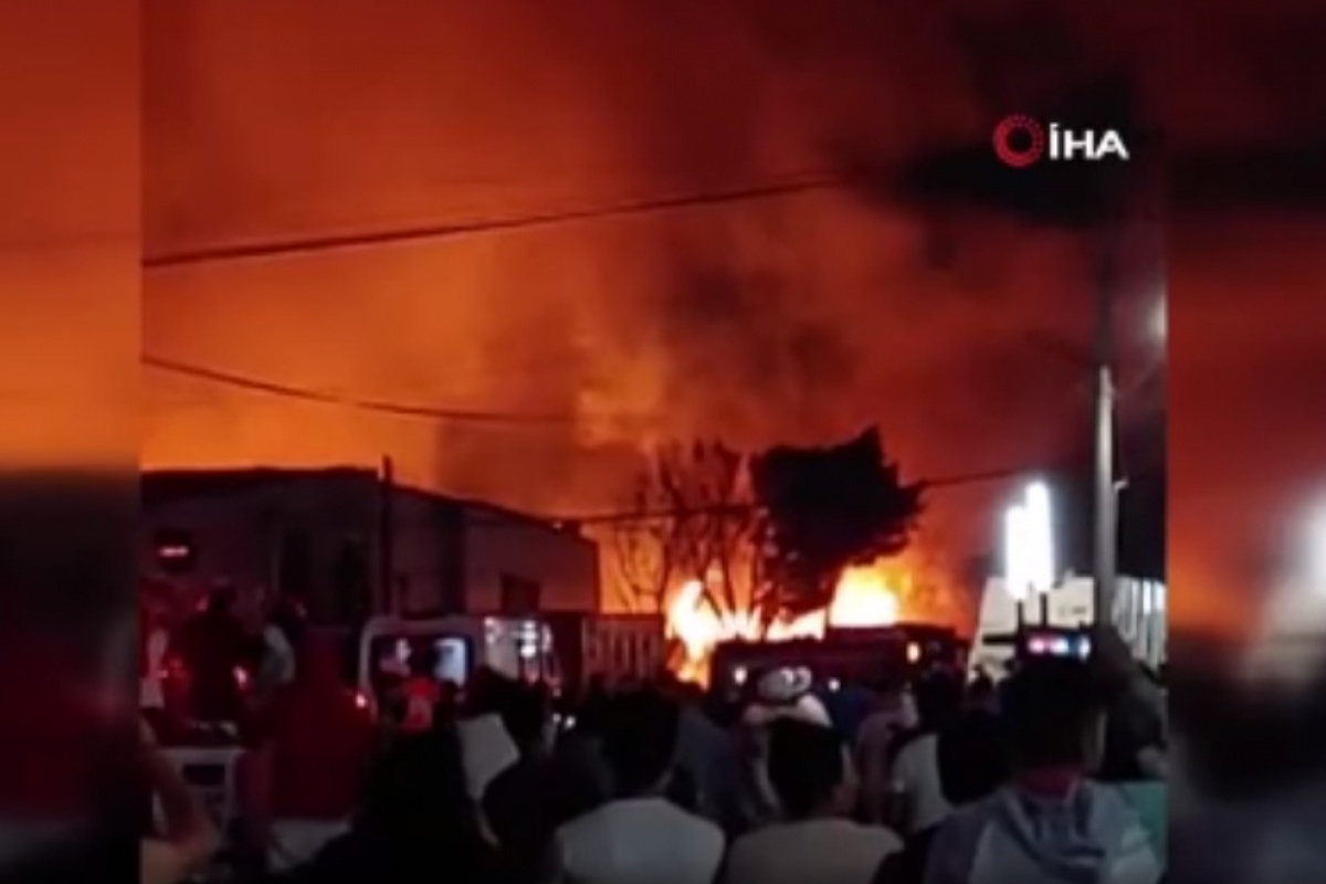 Meksika'da ahşap deposunda yangın
