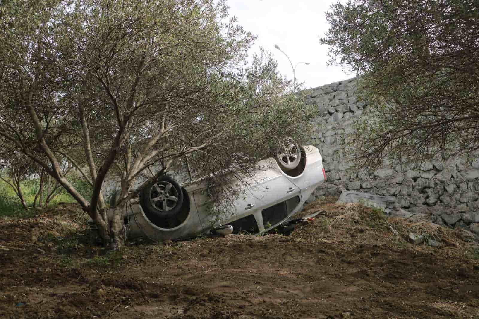 Mesaiye giderken kaza yapan kadın sürücü, 5 metrelik istinat duvarından uçtu