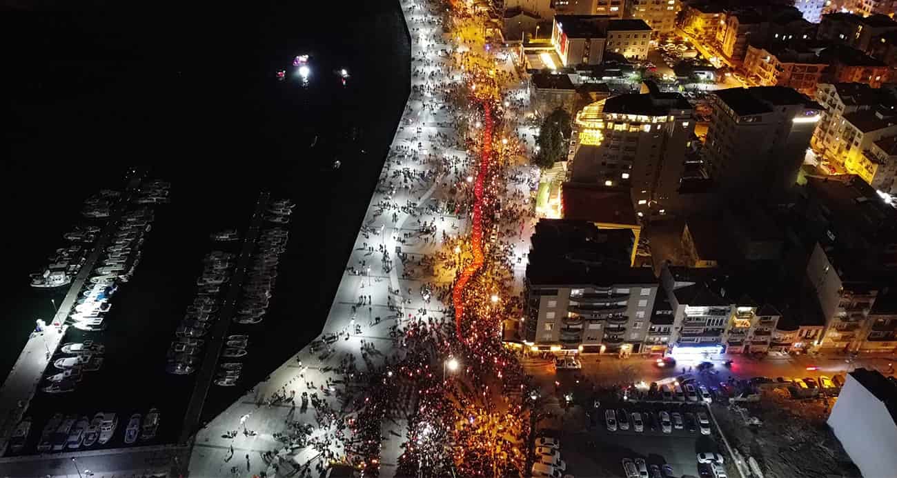 Meşaleler Çanakkale şehitleri için yandı