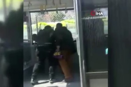Metrobüste bıçaklı kavga: 3 yaralı