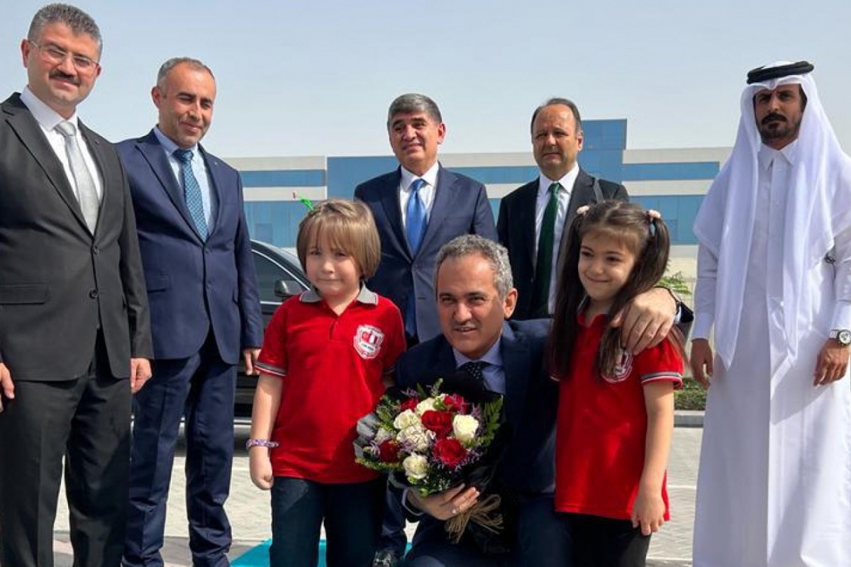 Milli Eğitim Bakanı Özer, Katar'daki Türk okulunu ziyaret etti
