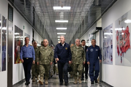 Milli Savunma Bakanı Akar, Kara Kuvvetleri Harekat Merkezi'nde