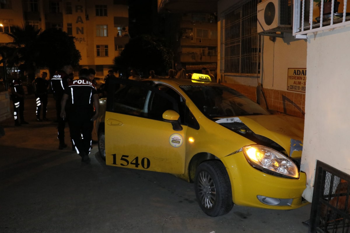 Motorunu çalan şüphelilerden kaçmak için taksi çaldı, kaza yapıp polise yakalandı