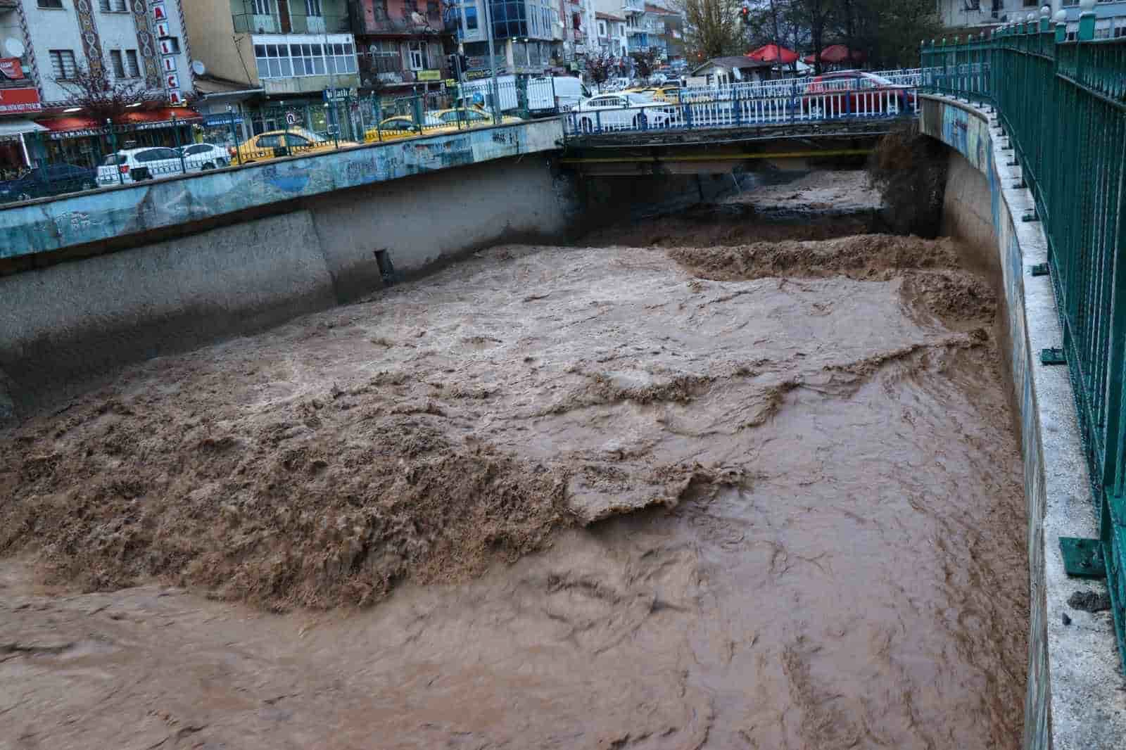 Oltu Çayı’nda tehlikeli yükseliş