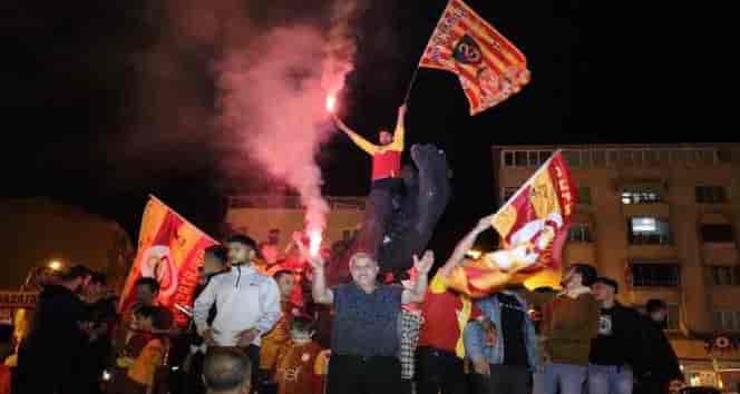 Oltu'da Galatasaray taraftarının şampiyonluk kutlaması