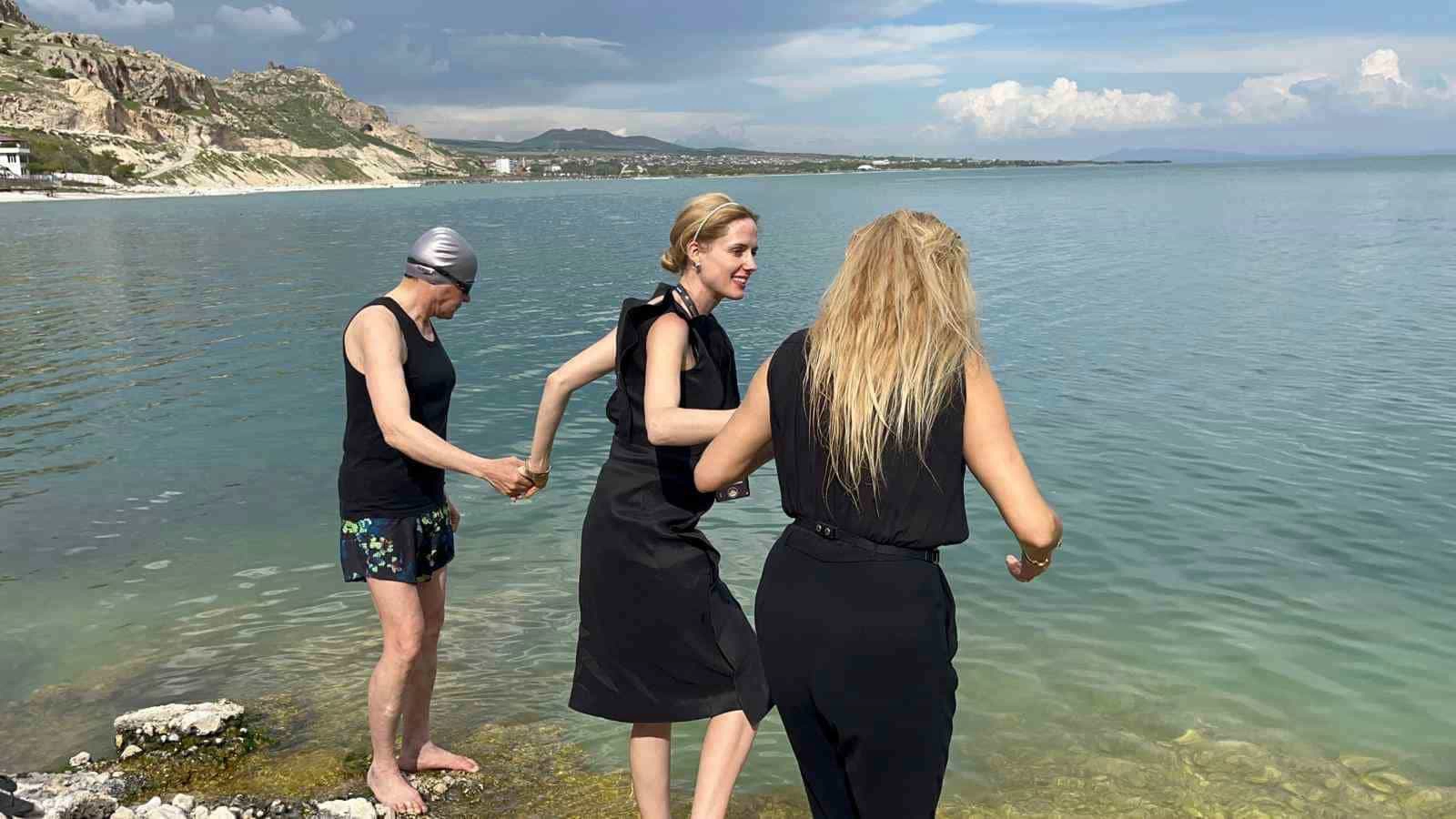Oyuncu Wilma Elles ve Tuğba Özay Van Gölü’ne girdi