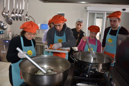 Özel gereksinimli çocuklardan depremzedelere çorba