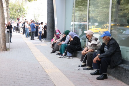 Promosyon almak için bankalara gelenler metrelerce kuyruk oluşturdu