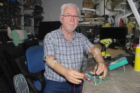 Protez kollarıyla 37 yıldır televizyon tamir ediyor