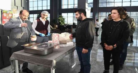 Rektör Çakmak'tan öğrencilere çorba ikramı
