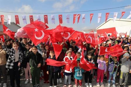 Rusya sınırından tahliye edilen ve 4 çocuğuna kavuşan Ahıska Türkü anne: 'Erdoğan babamdan Allah razı olsun'