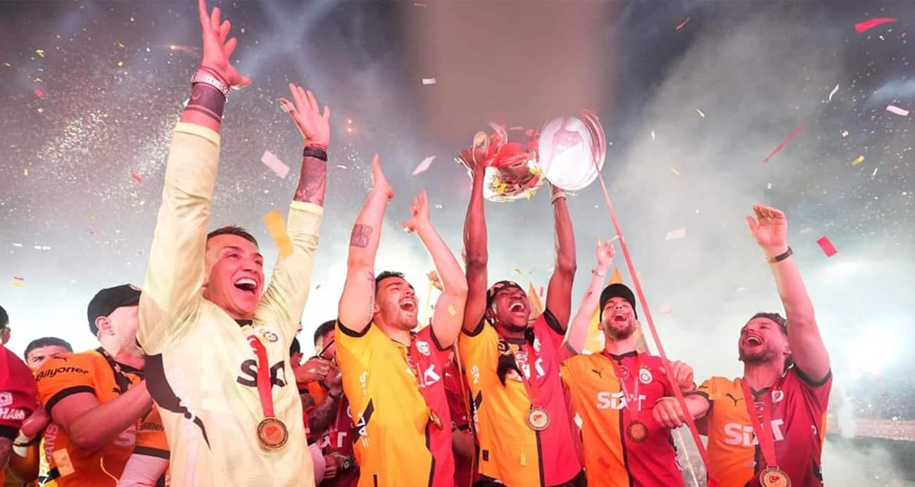 Şampiyon Galatasaray, kupasını Yenikapı’da aldı