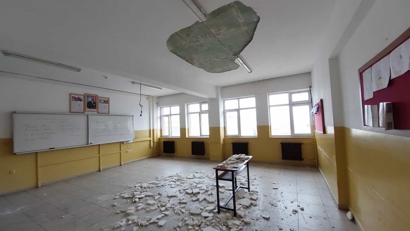 Samsun’da ders sırasında sınıfın tavan sıvası düştü, 7 öğrenci yaralandı