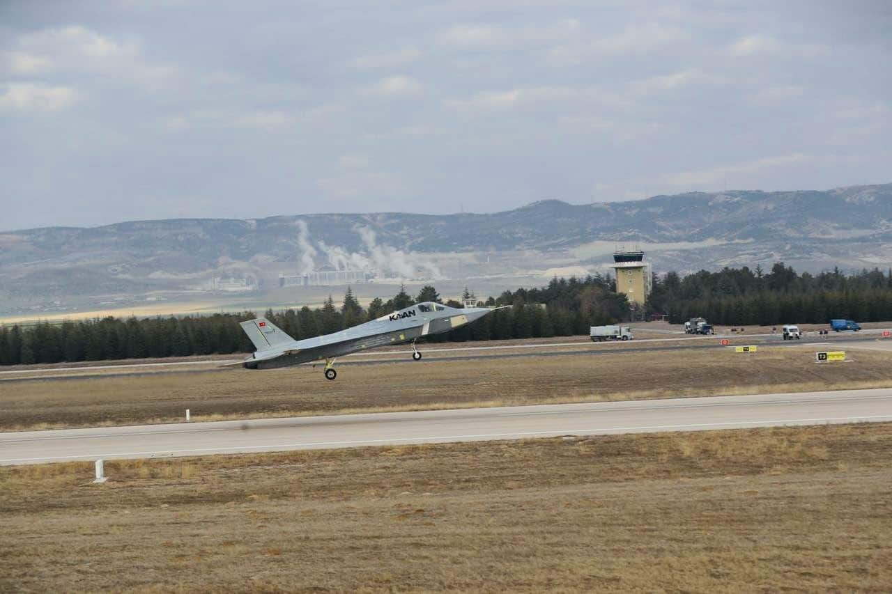 Savunma Sanayii Başkanı Görgün, Kaan’ın ilk uçuşu sonrası test pilotları ve proje ekibi ile bir araya geldi