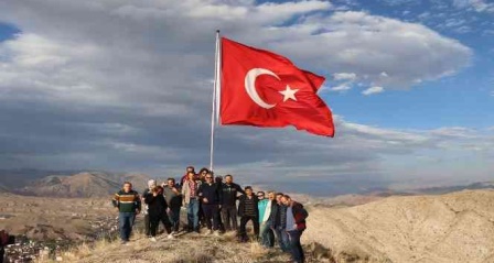 Şehit öğretmenlere vefa: İsimlerini bayrak direğine yazıp dağın tepesine diktiler