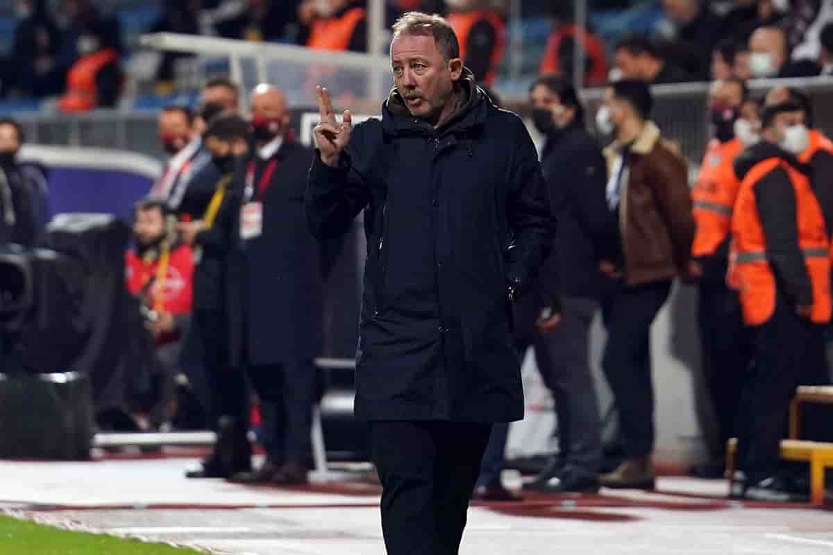 Sergen Yalçın, Neftçi Bakü ile son görüşmeler için Bakü'de