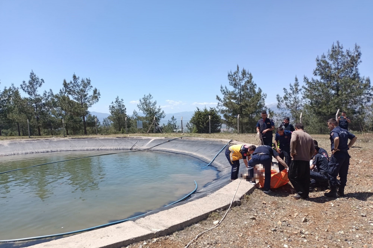 Serinlemek için yangın havuzuna giren çocuk boğuldu