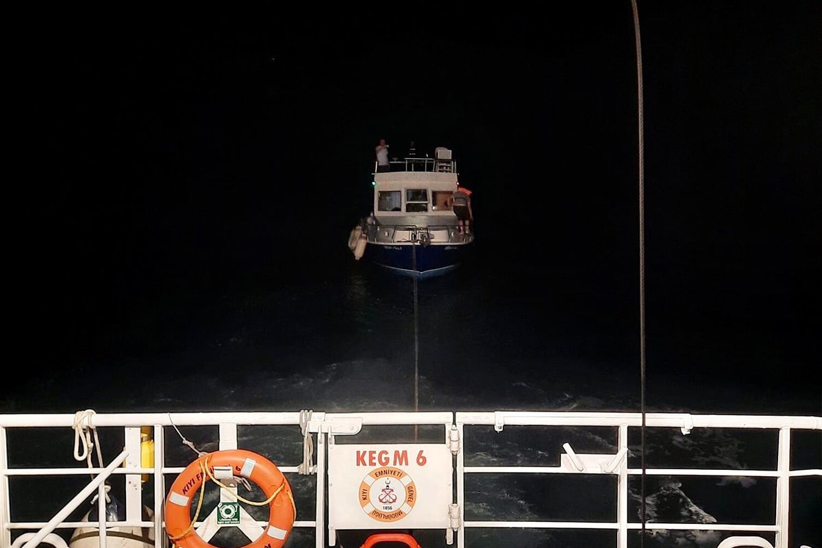 Silivri açıklarında sürüklenen tekne kurtarıldı