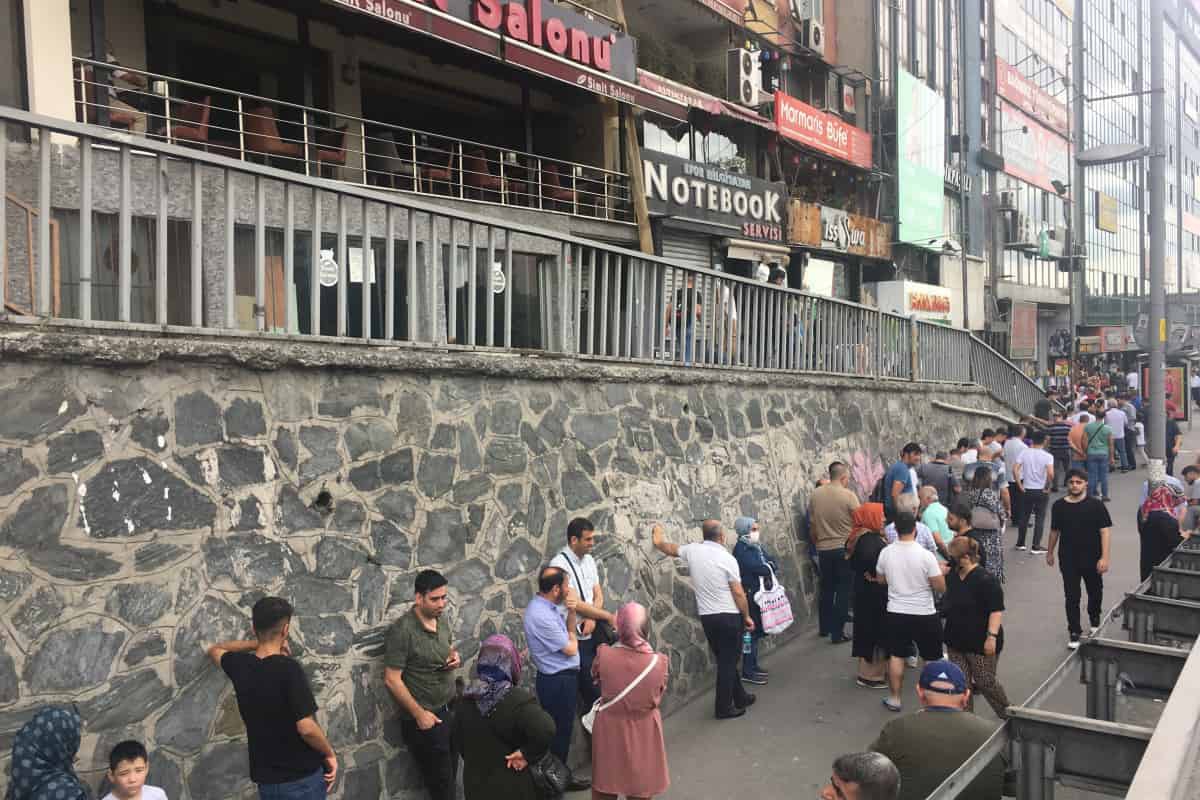 Şirinevler'de ucuz baklava kuyruğu