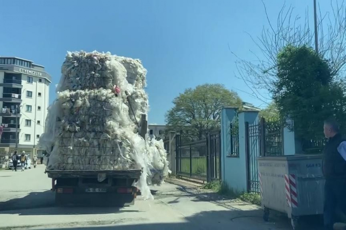Sultanbeyli'de aşırı yük dolu olan kamyonetin tehlikeli yolculuğu kamerada